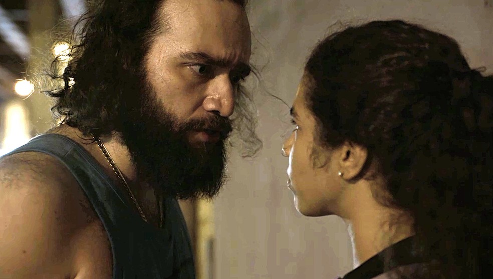 Genilson (Paulo Gabriel) agride Verena (Maria) em Amor de Mãe — Foto: Globo